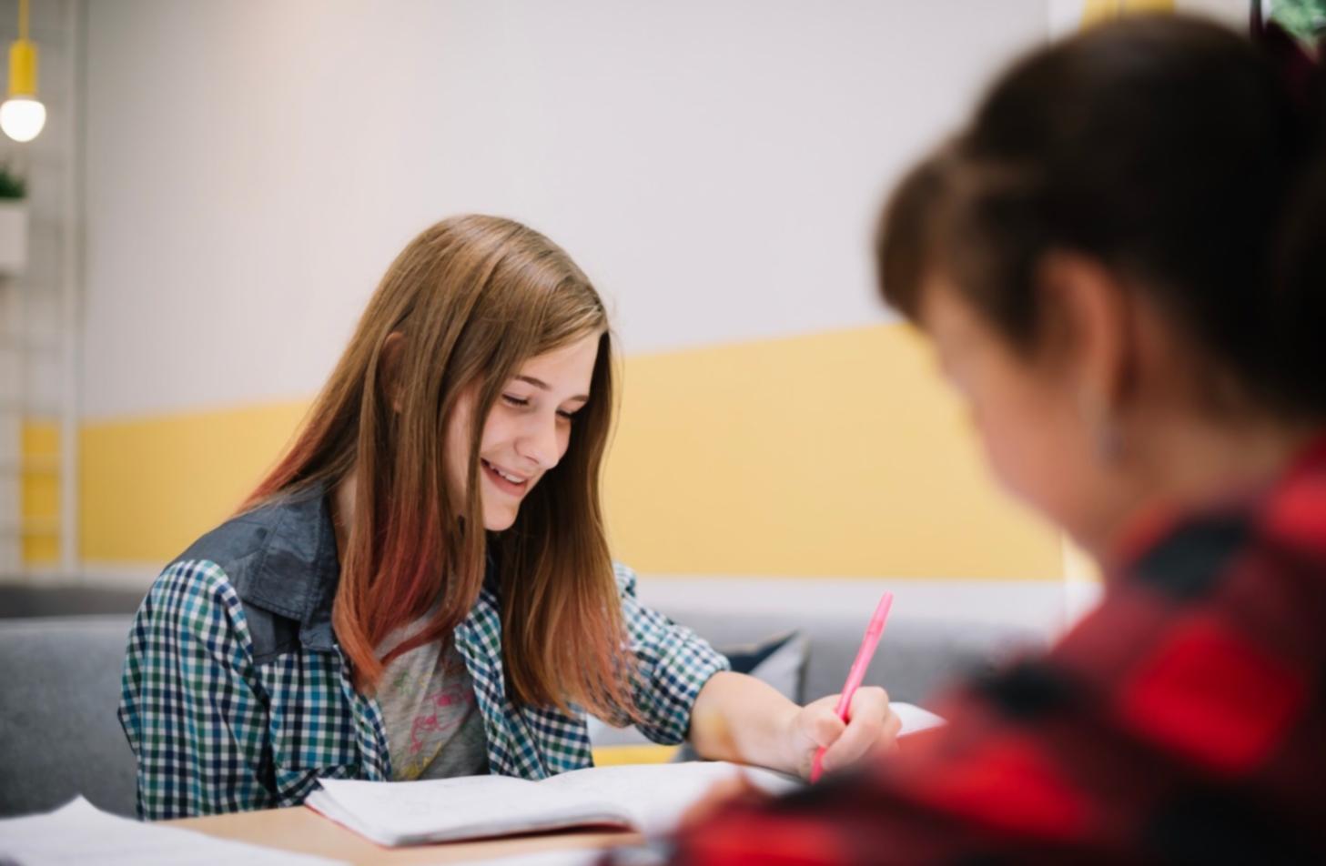 Estudiantes analizando gráficos financieros en sesión de formación